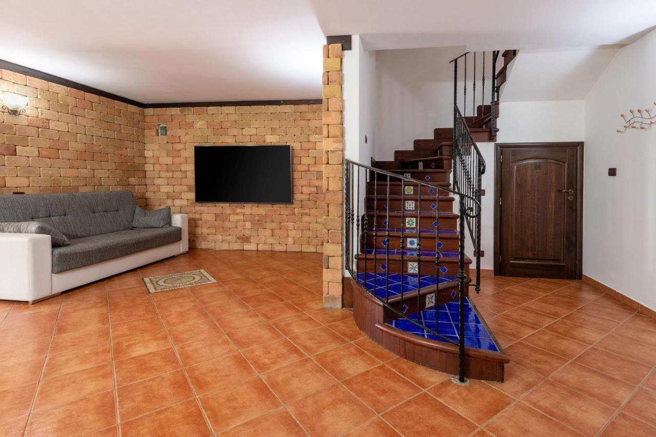 Alelida Villa Con Piscina Чинизи Екстериор снимка
