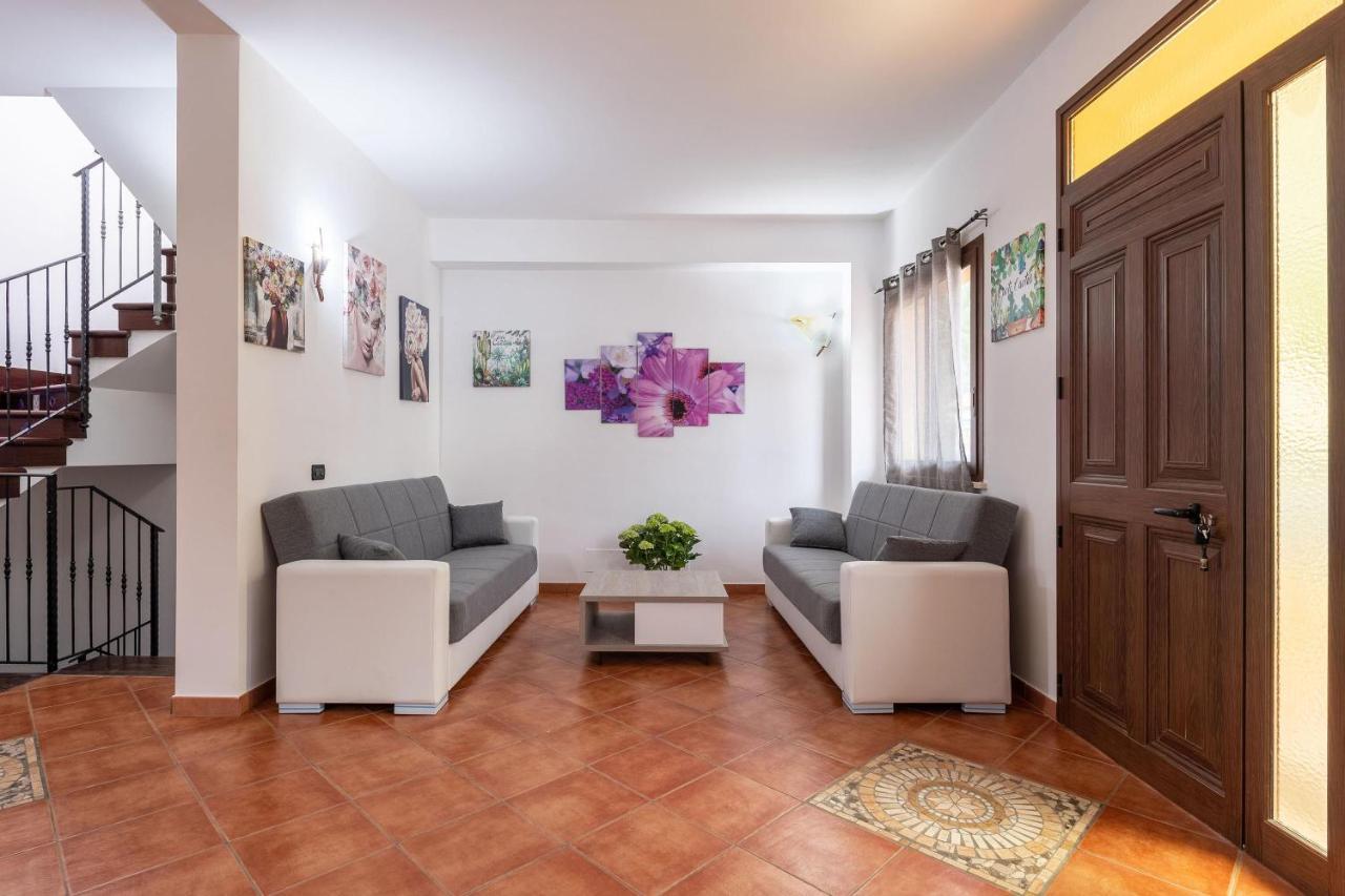 Alelida Villa Con Piscina Чинизи Екстериор снимка